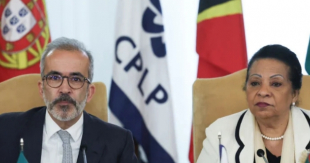 Ministros de Portugal y Guinea-Bissau discutiendo sobre la CPLP