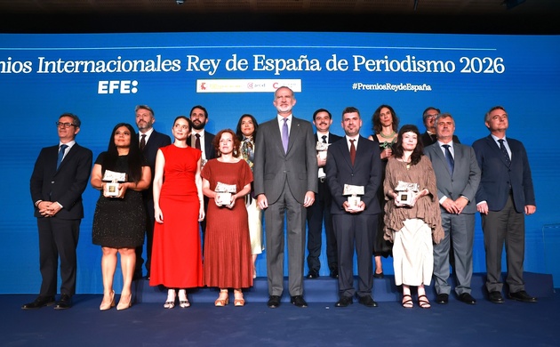 Felipe VI con los galardonados en los Premios Internacionales Rey de España de Periodismo 2026