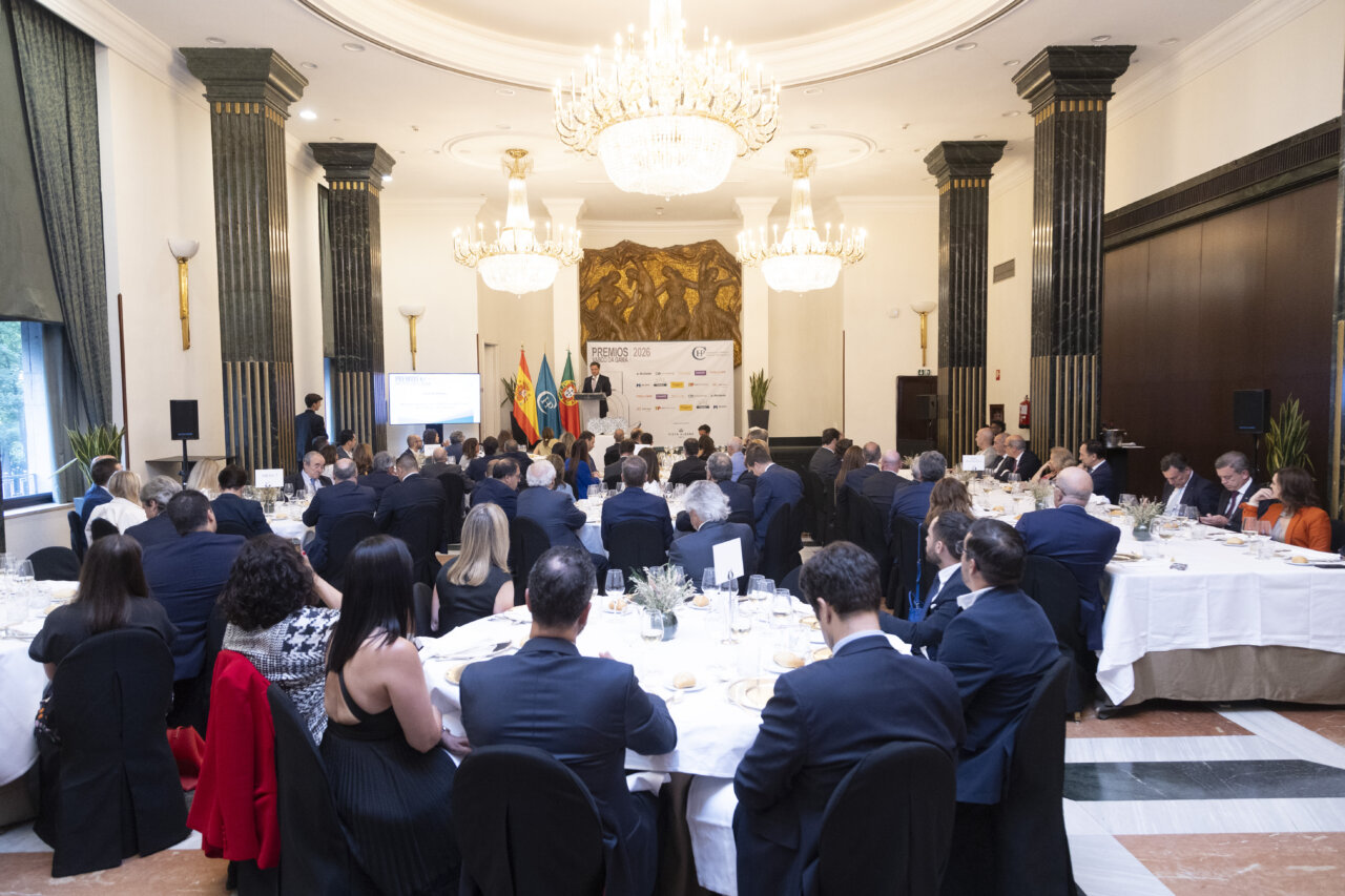 Evento de entrega de premios con asistentes en un salón elegante