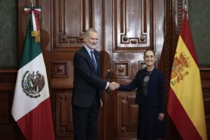 Claudia Sheinbaum y Felipe VI estrechando manos en el Palacio Nacional