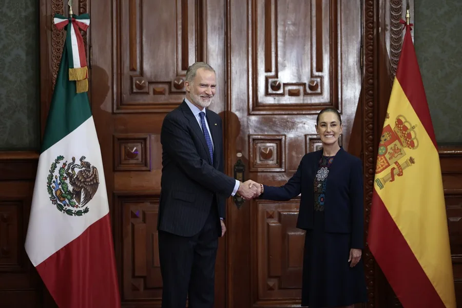 Claudia Sheinbaum y Felipe VI estrechando manos en el Palacio Nacional