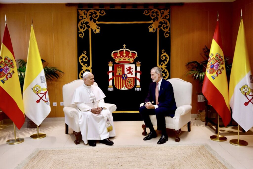 El rey Felipe VI y el papa León XIV en el aeropuerto de Tenerife