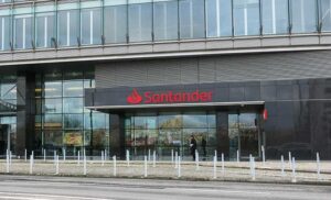 Fachada de la oficina del Banco Santander en Portugal