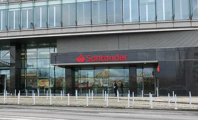 Fachada de la oficina del Banco Santander en Portugal