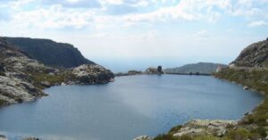 Vista panorámica del lago en la Serra da Estrela, Portugal