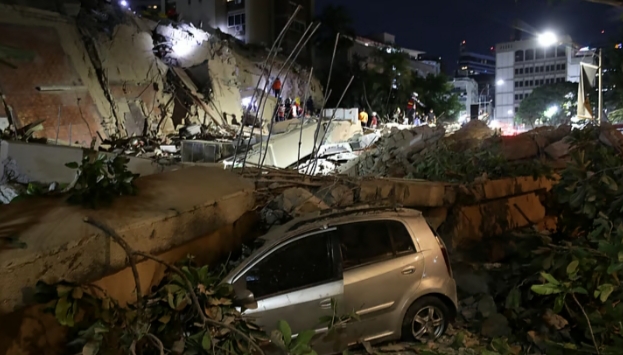 Destrucción en Venezuela tras los sismos, con escombros y un coche dañado.