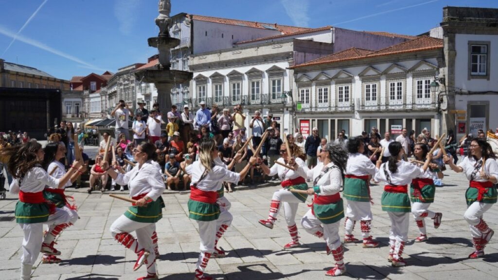 Bailarines catalanes realizando el Ball de Bastons en Viana do Castelo