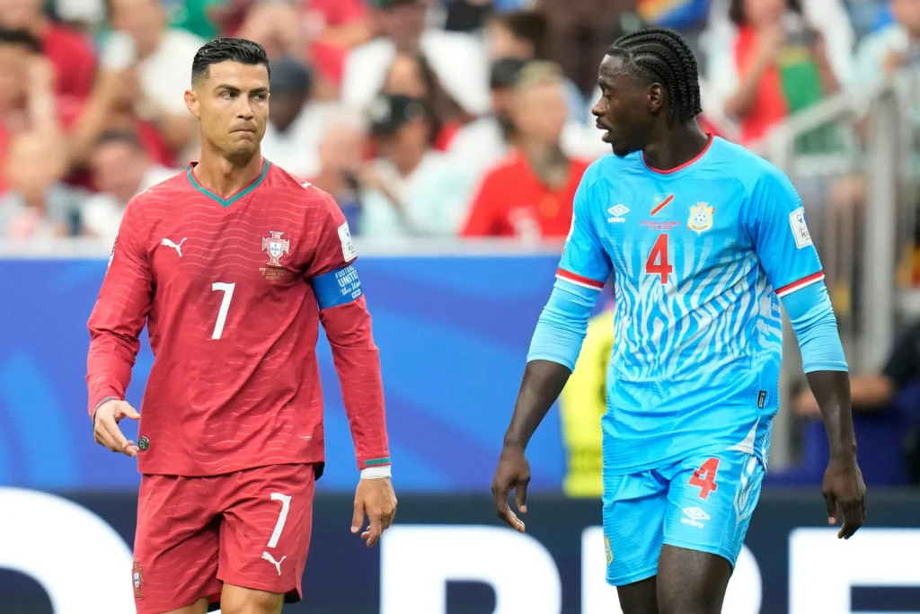 Cristiano Ronaldo y jugador del Congo en el Mundial 2026