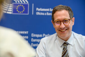 Persona sonriendo en un entorno del Parlamento Europeo