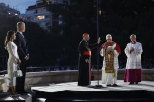 El Papa León XIV durante su visita a Barcelona con autoridades locales.