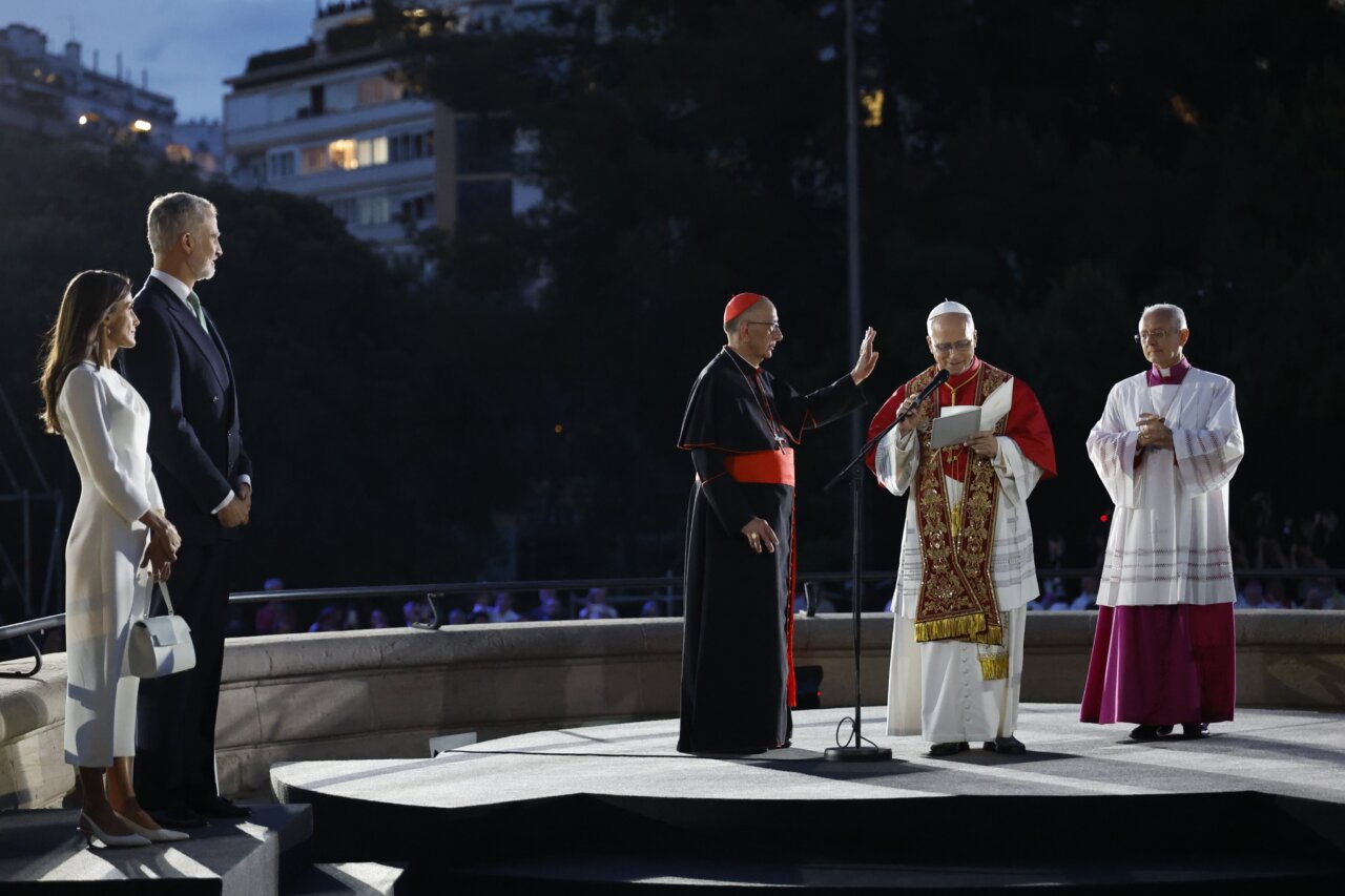 El Papa León XIV durante su visita a Barcelona con autoridades locales.
