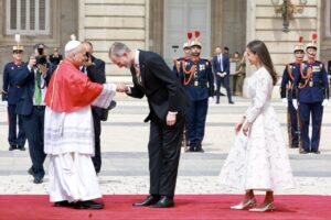 El Papa León XIV saluda al rey en el Palacio Real de Madrid