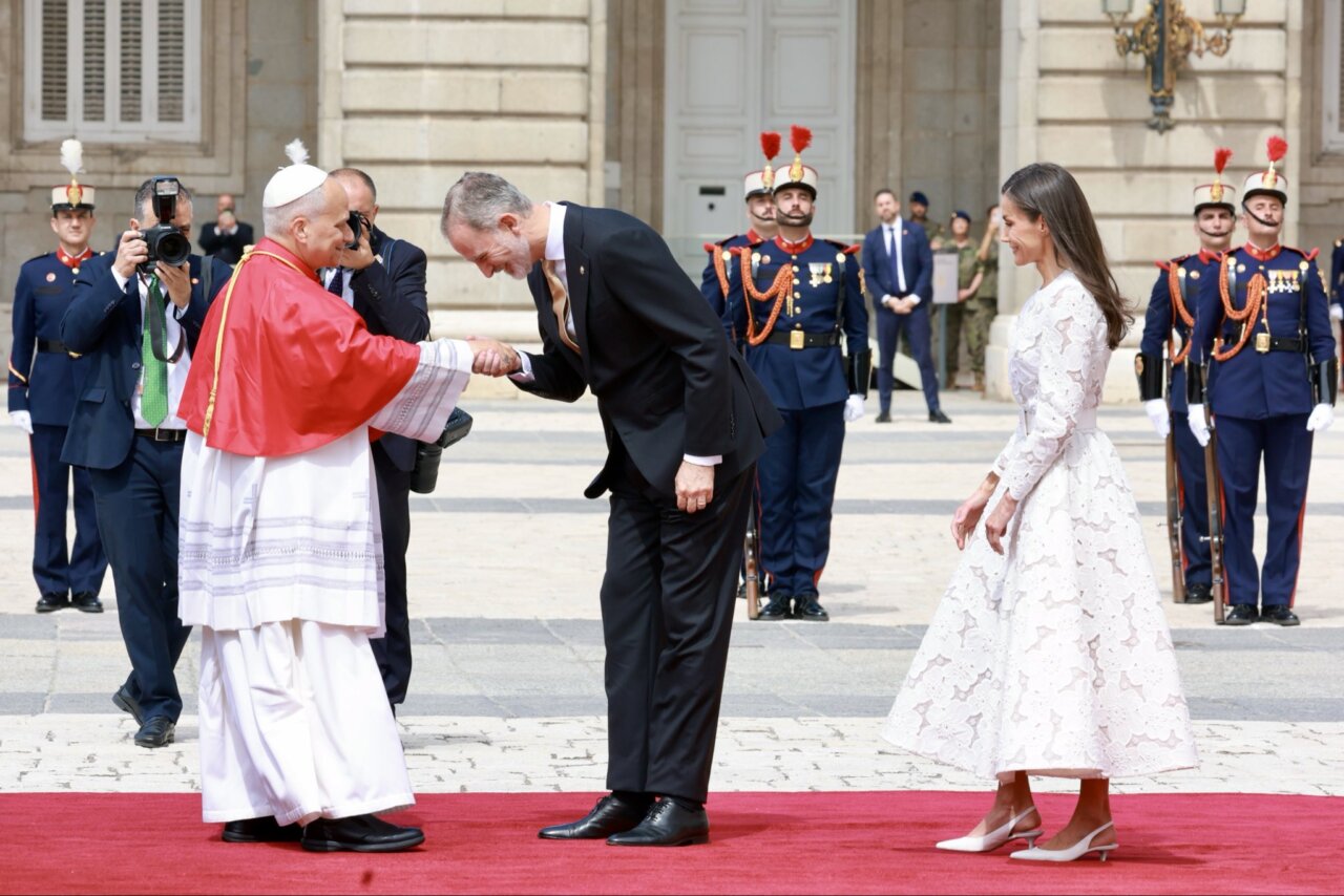 El Papa León XIV saluda al rey en el Palacio Real de Madrid