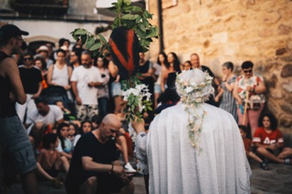 Participante en el Encuentro Vetón en Segura de Toro con atuendo tradicional