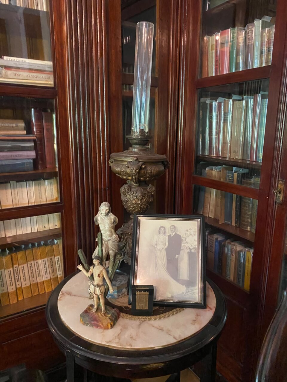 Mesa con objetos históricos en la Fundación Gilberto Freyre en Recife
