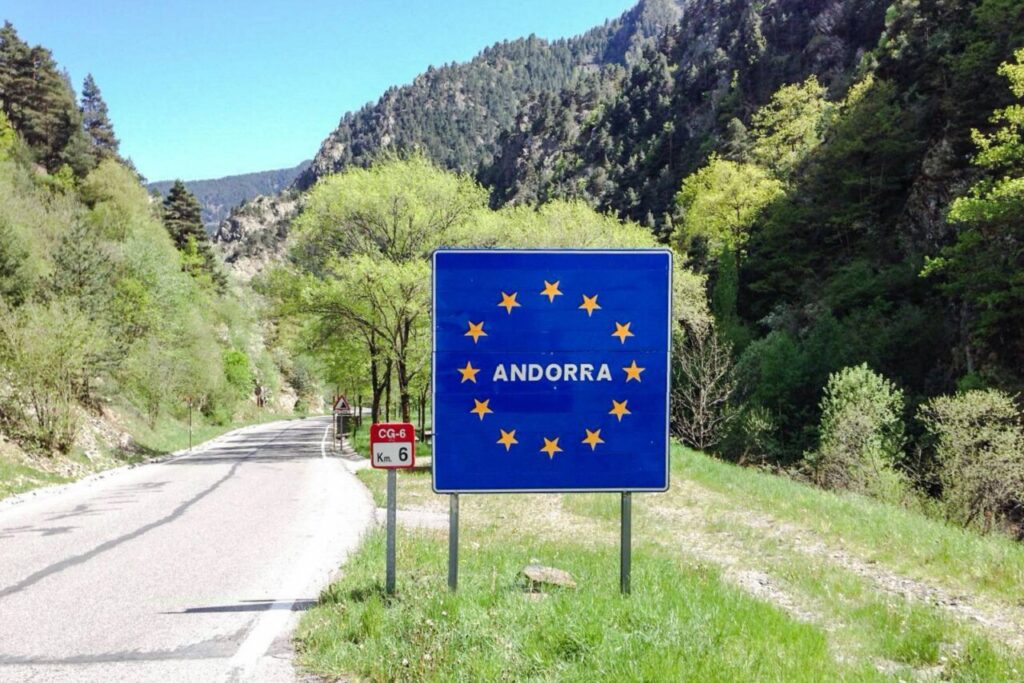 Cartel de entrada a Andorra con estrellas de la UE en el fondo natural