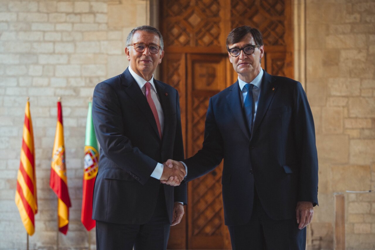 Antonio José Seguro y Salvador Illa se estrechan la mano en Barcelona.