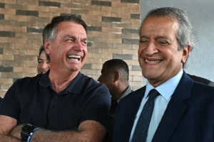 Valdemar Costa Neto y Jair Bolsonaro sonriendo en un evento