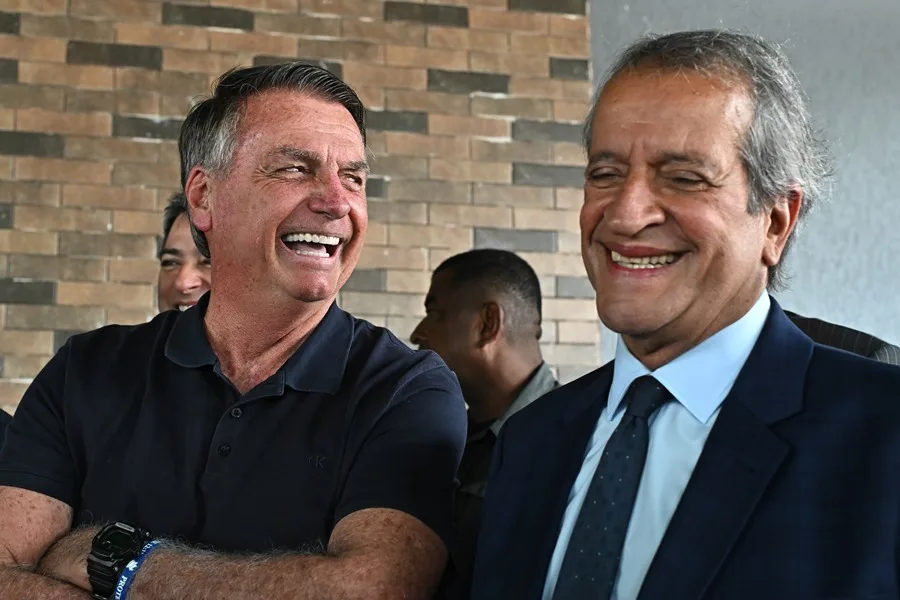 Valdemar Costa Neto y Jair Bolsonaro sonriendo en un evento