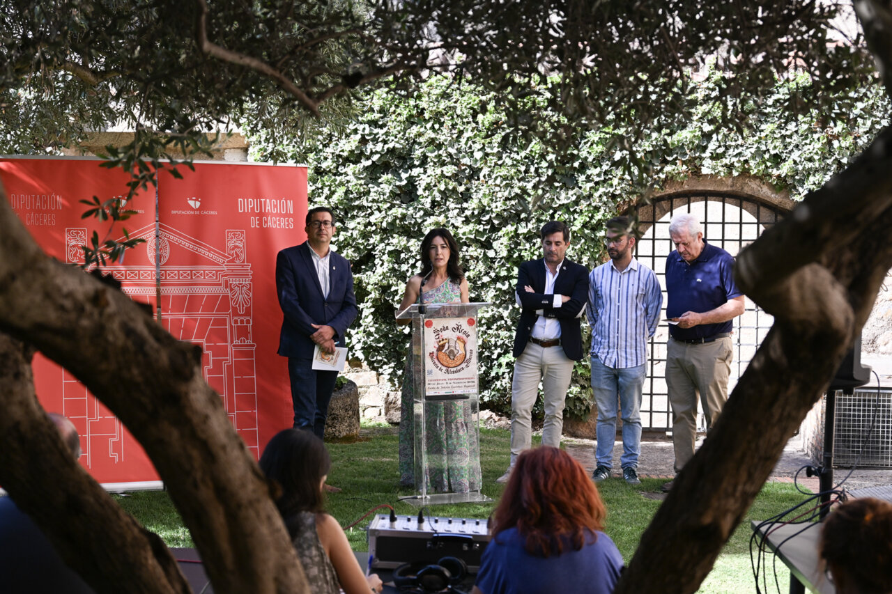 Presentación del evento Boda Regia en Valencia de Alcántara con autoridades locales.