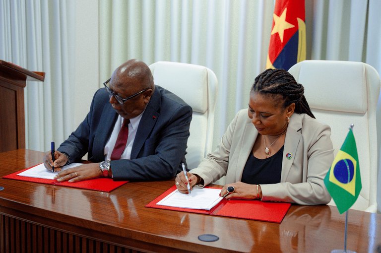Ministros de Cultura de Brasil y Angola firmando un acuerdo en una mesa