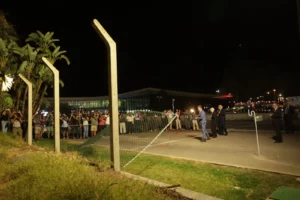 Ceremonia de caída de la verja británica en Gibraltar con autoridades presentes