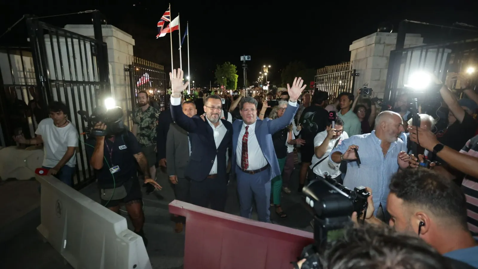 Celebración de la caída de la Verja británica en Gibraltar con autoridades y ciudadanos.