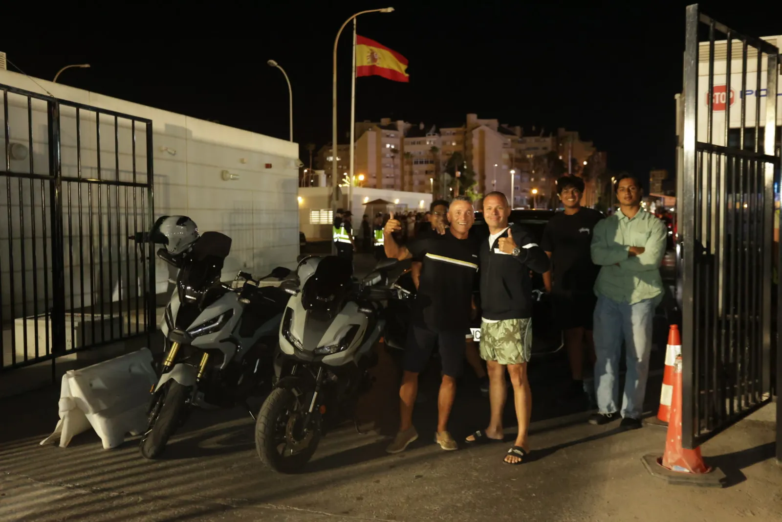 Grupo de personas celebrando la caída de la Verja en Gibraltar