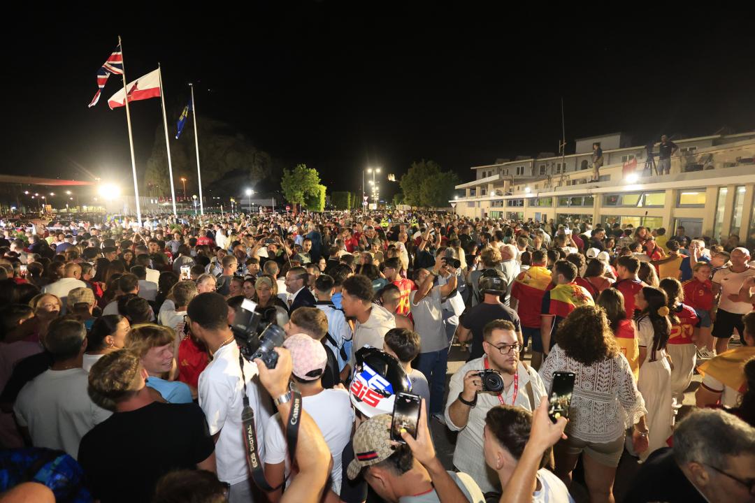 Multitud celebra la caída de la verja en Gibraltar con banderas y cámaras.