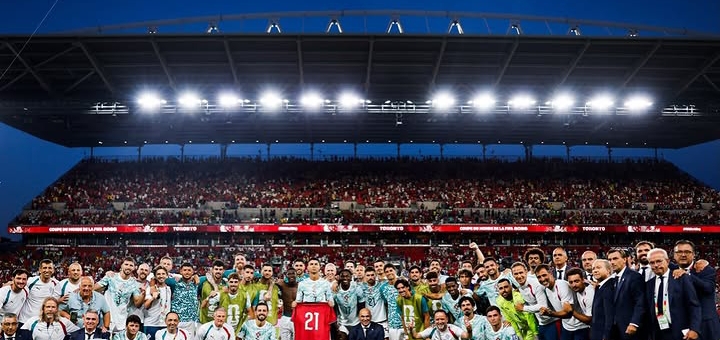 Jugadores de la selección iberoamericana celebrando en el estadio