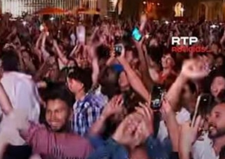 Multitud de personas celebrando la victoria de España en el Mundial 2026