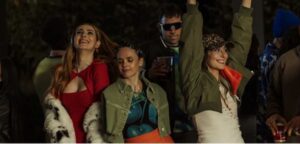 Escena de la serie Millennial Mal con jóvenes celebrando en una fiesta