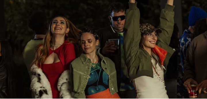 Escena de la serie Millennial Mal con jóvenes celebrando en una fiesta