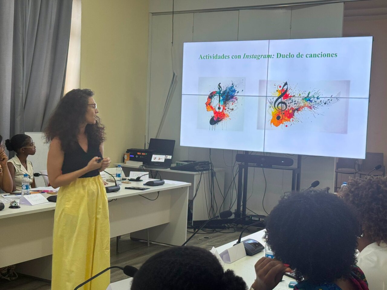 Profesora presentando actividades de enseñanza en Cabo Verde