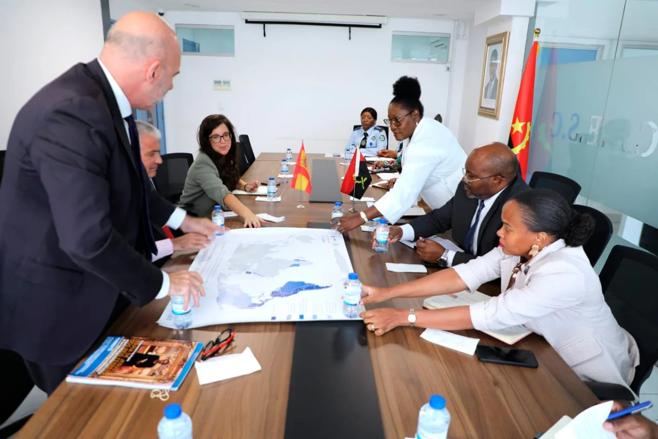 Reunión de cooperación académica en Angola con representantes de FUNIBER