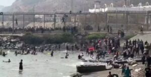 Multitud de personas intentando cruzar la frontera en Ceuta desde Marruecos