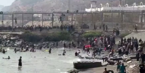 Multitud de personas intentando cruzar la frontera en Ceuta desde Marruecos