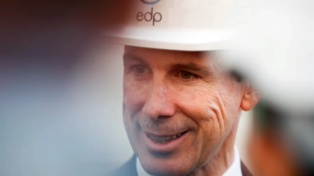 Retrato de un ejecutivo de EDP con casco en un evento de inversión