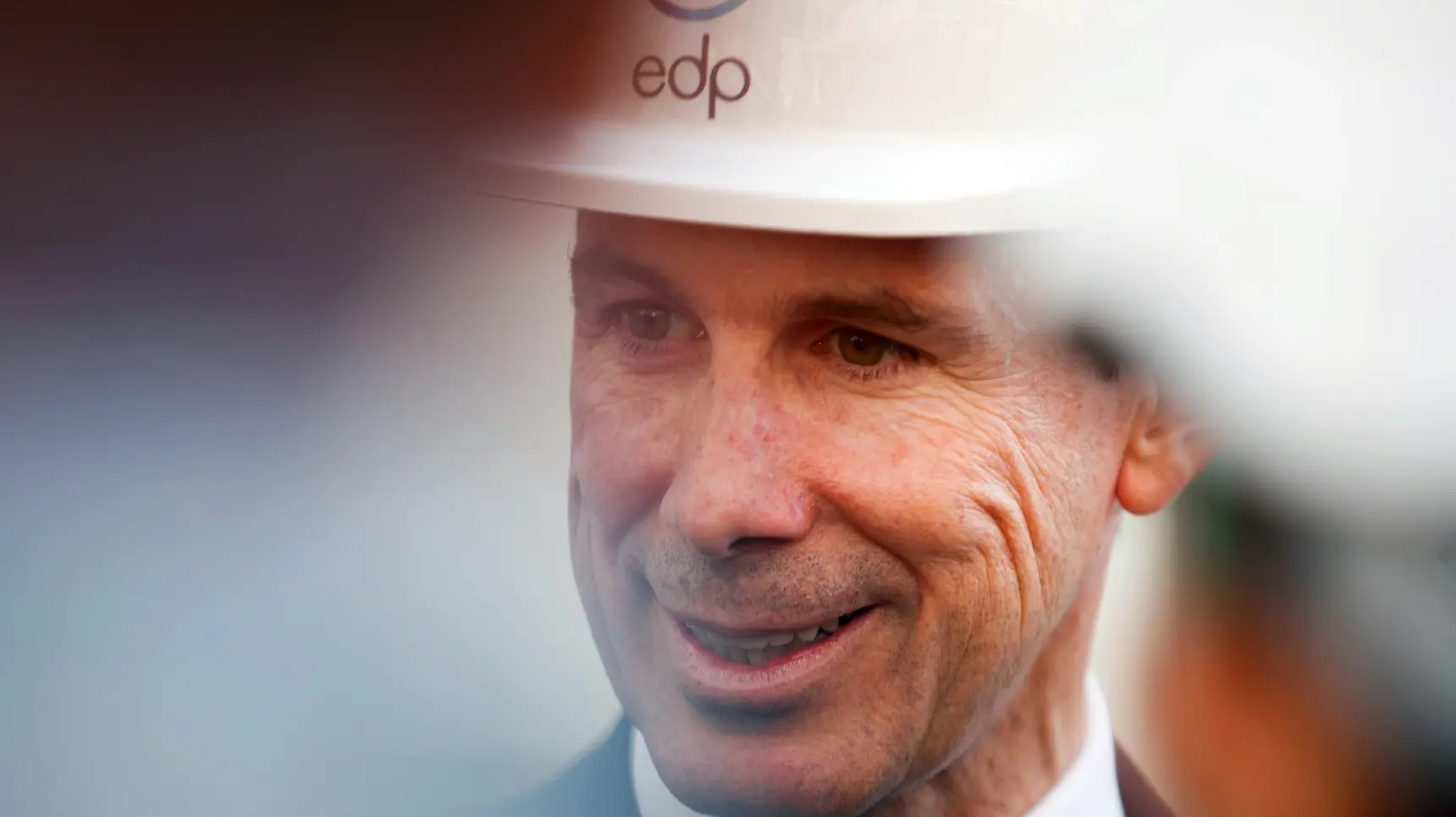 Retrato de un ejecutivo de EDP con casco en un evento de inversión
