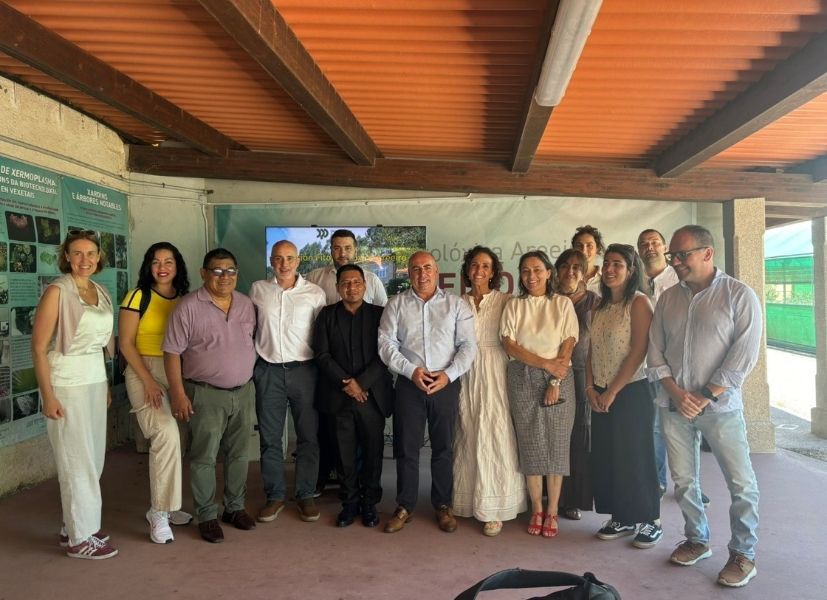 Grupo de personas en un encuentro sobre cooperación agroalimentaria en Galicia