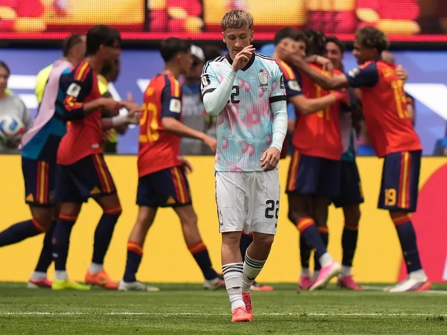 Celebración del equipo español tras el gol de Mikel Merino contra Bélgica