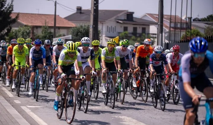 Grupo de ciclistas compitiendo en la Volta a Portugal en bicicleta