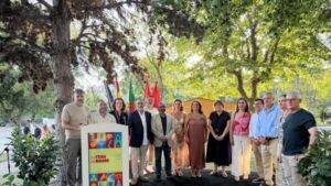 Inauguración de la Feria Raiana con autoridades y participantes en un ambiente festivo