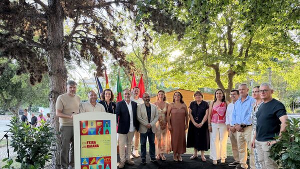 Inauguración de la Feria Raiana con autoridades y participantes en un ambiente festivo