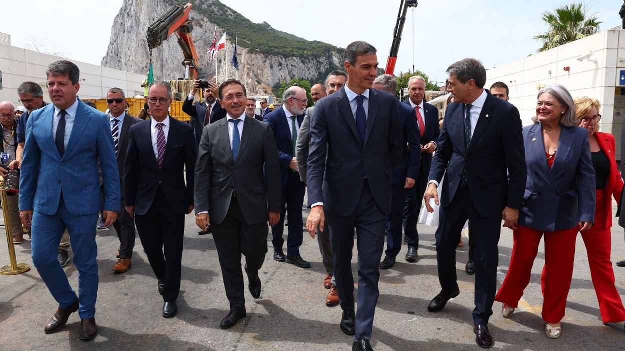 Pedro Sánchez y ministros en la ceremonia de desmantelamiento de la verja en Gibraltar