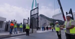Desmantelamiento de la verja peatonal en Gibraltar con trabajadores y maquinaria