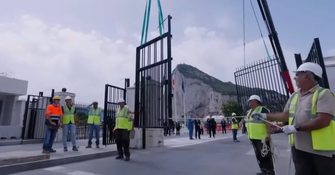 Desmantelamiento de la verja peatonal en Gibraltar con trabajadores y maquinaria