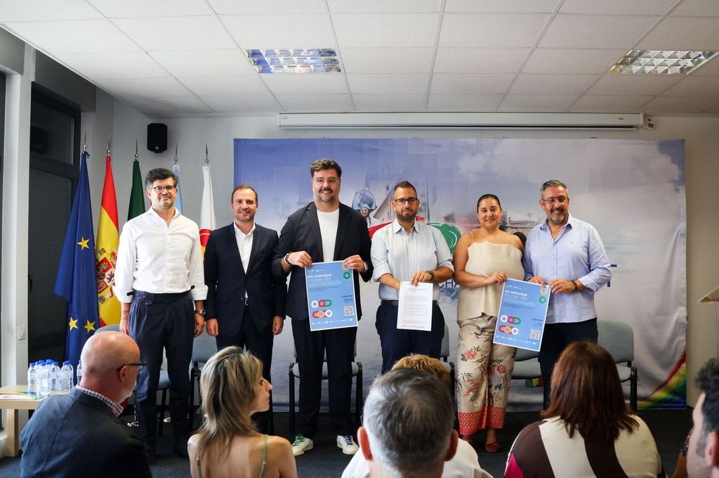 Representantes de Chaves y Verín firmando convenio empresarial en evento institucional