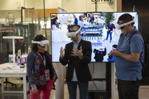 Personas usando gafas de realidad virtual en un evento sobre talento industrial