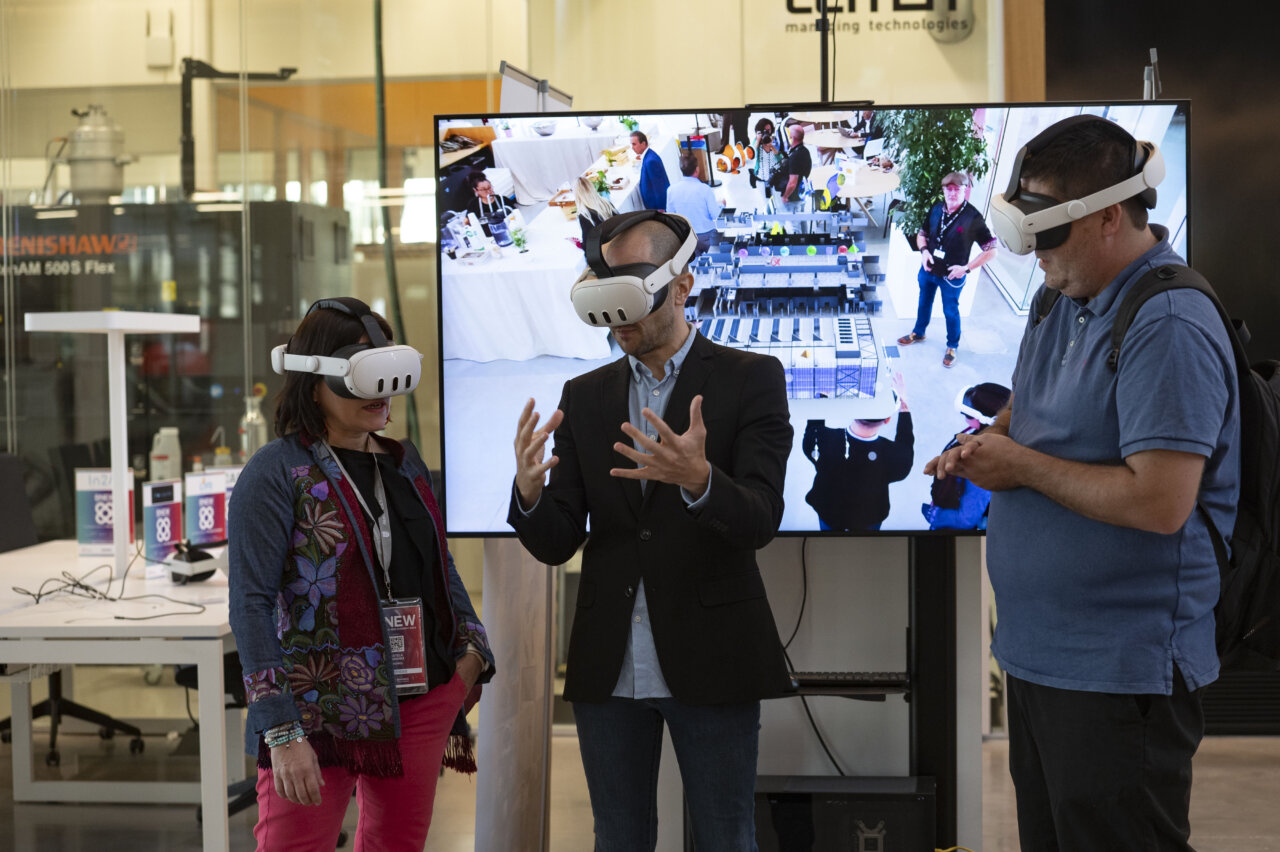 Personas usando gafas de realidad virtual en un evento sobre talento industrial